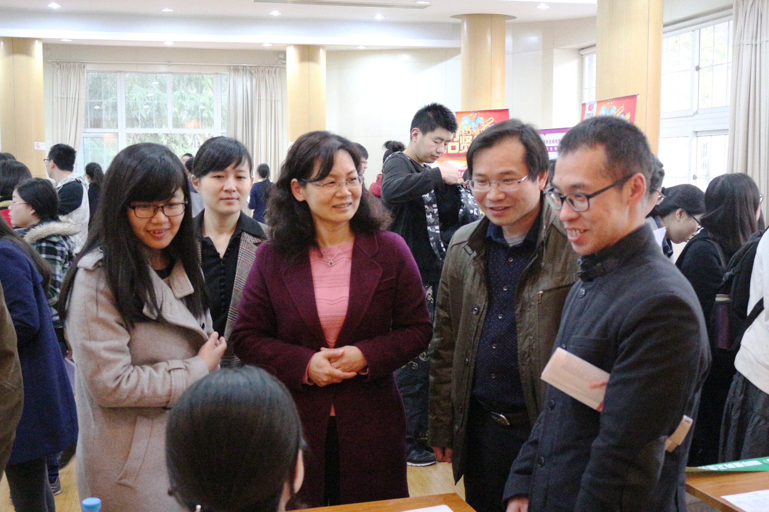 两澳门金沙娱乐城
领导与参会招聘单位交流