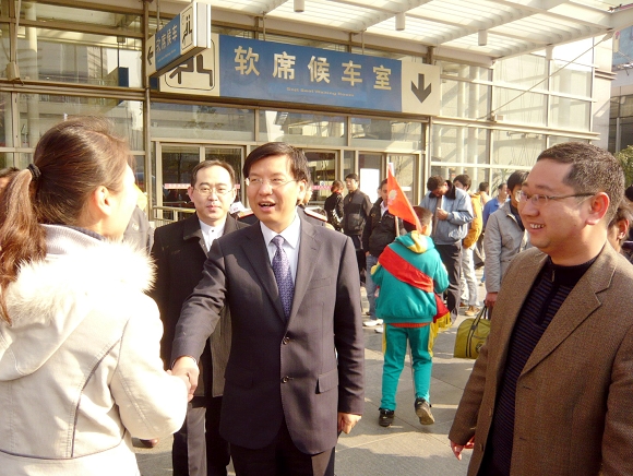 华东理工大学团委书记宋来陪同共青团上海市委副书记陈凯慰问澳门金沙娱乐城
志愿者